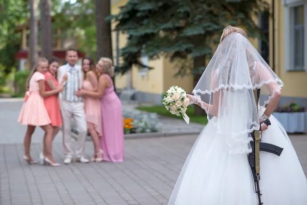 Bride and Kalashnikov — Stock Photo, Image