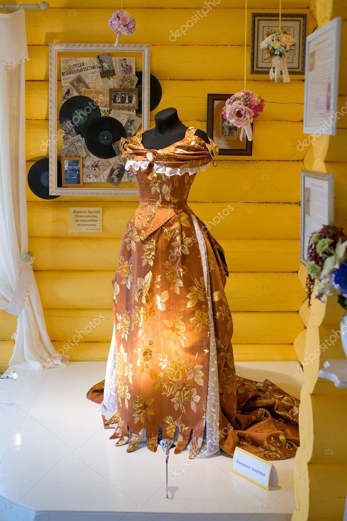Exhibition copies of a woman's dress in the 19th century, 