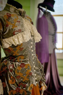 bir kadının elbise