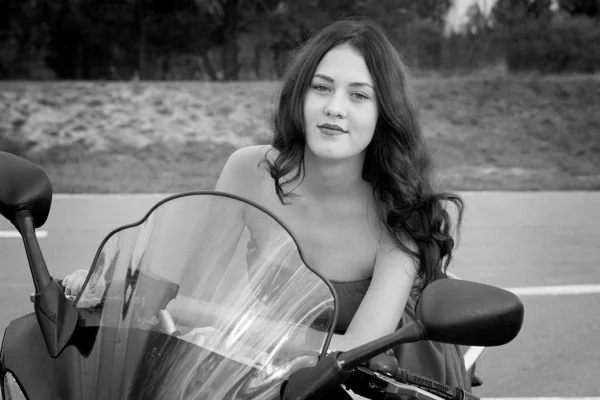 Дівчина і мотоцикл — стокове фото