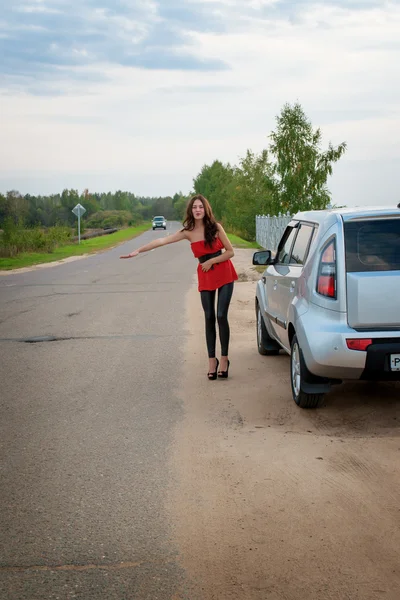 Krásná dívka a auto — Stock fotografie