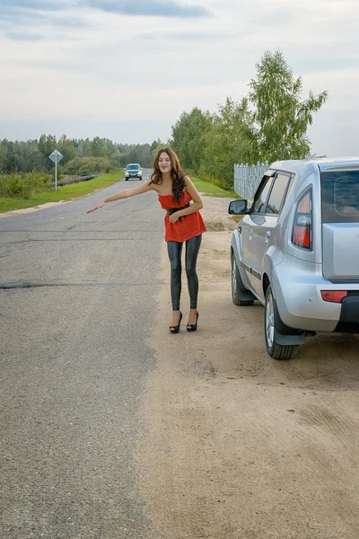 Krásná dívka a auto — Stock fotografie