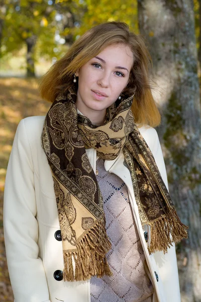 Girl and autumn — Stock Photo, Image