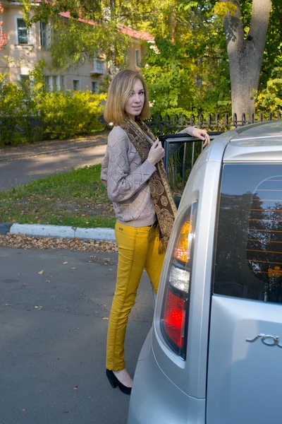 Girl and autumn — Stock Photo, Image