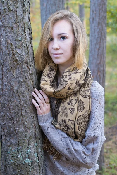 Chica y otoño — Foto de Stock