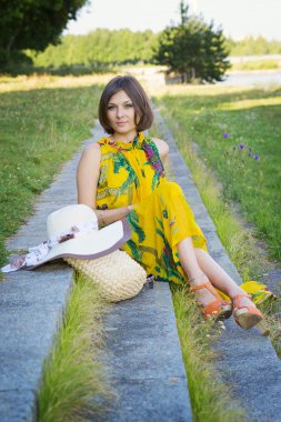 Doğada genç bir kadın