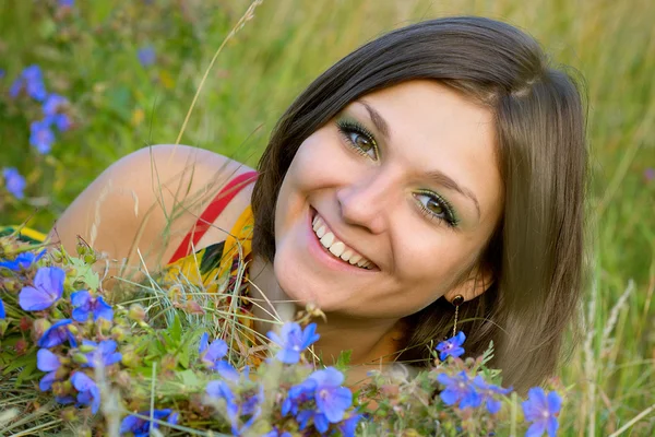 Fille dans l'herbe — Photo