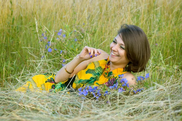 Fille dans l'herbe — Photo