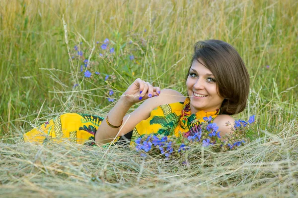 Fille dans l'herbe — Photo