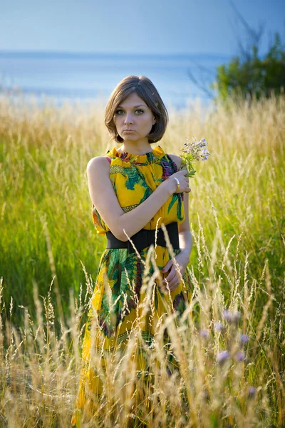 Fille dans l'herbe — Photo