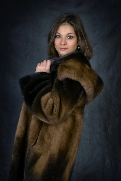 Woman in a fur coat — Stock Photo, Image