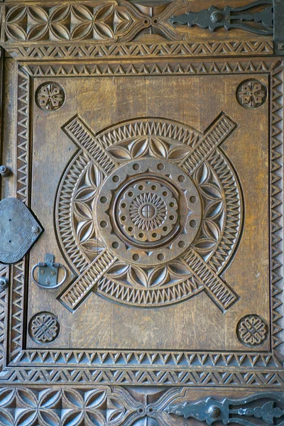 Detail der Holzschnitzerei an der Tür — Stockfoto