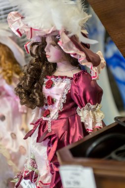 Hediyelik eşya, hediyeler ve oyuncaklar çeşitli mağaza müşterileri için bekliyor