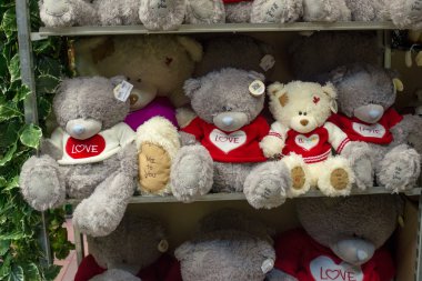 Hediyelik eşya, hediyeler ve oyuncaklar çeşitli mağaza müşterileri için bekliyor