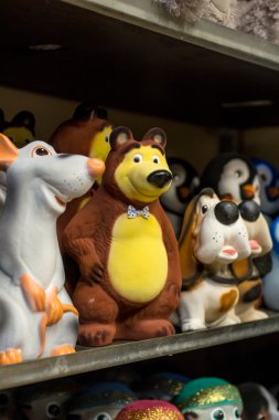 Hediyelik eşya, hediyeler ve oyuncaklar çeşitli mağaza müşterileri için bekliyor