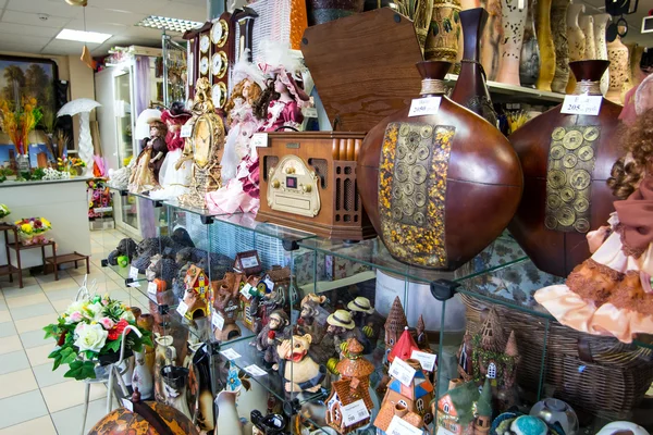 Souvenirs, cadeaus en speelgoed verscheidenheid winkel te wachten voor hun klanten — Stockfoto