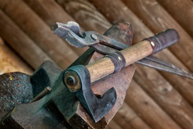 Örs üzerinde balta