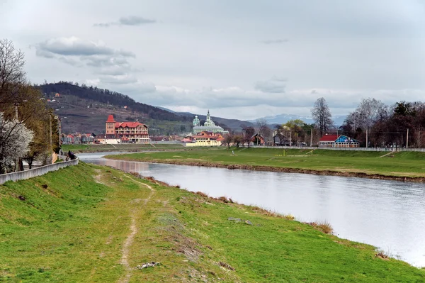 Río Latorica en la ciudad de Mukacheve, Ucrania — Foto de Stock