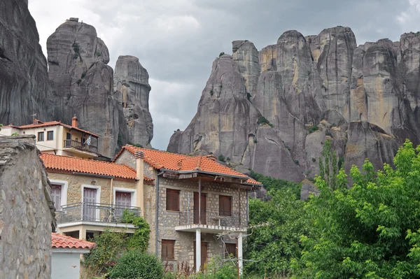 Casa di Kastraki con le montagne Meteora sullo sfondo — Foto Stock