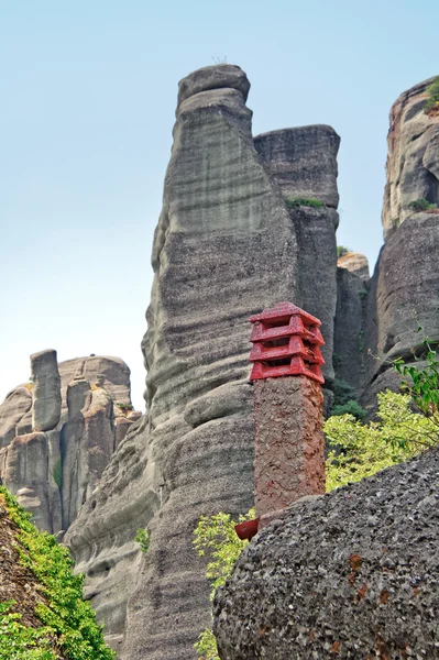 Schornstein und Meteora-Berge in Griechenland — Stockfoto