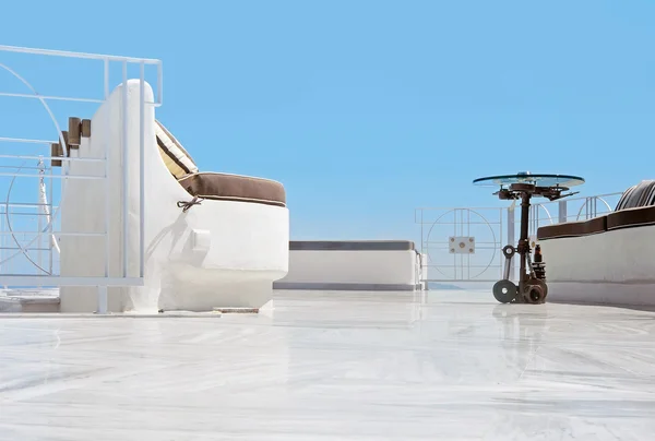 ギリシャのサントリーニ島イアの家具とバルコニー — ストック写真