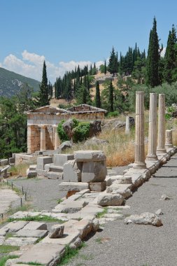 Atinalı hazine ve Atinalılar, Delphi, Yunanistan Stoa görünümü