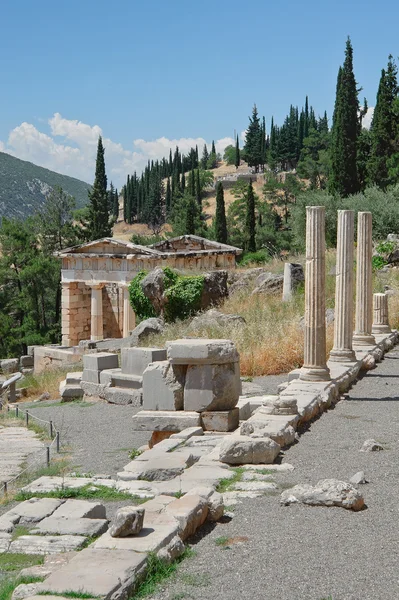 Blick auf die Athener Schatzkammer und das Stoa der Athener, Delphi, Griechenland — Stockfoto