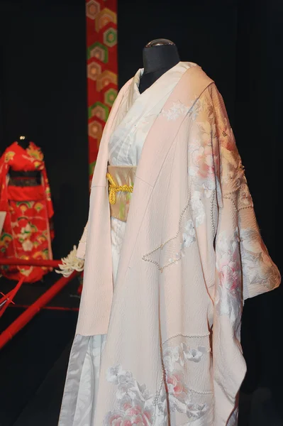 Un costume de mariage japonais original pour femmes — Photo