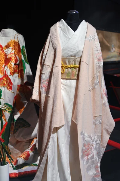 Complet costume de mariage japonais original pour femmes — Photo