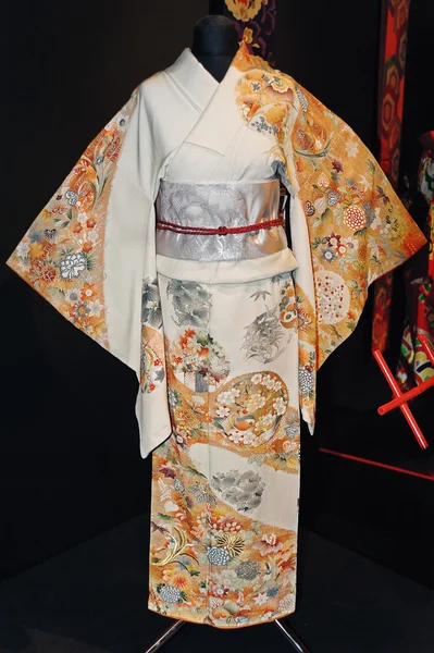 Un kimono japonais original pour femmes avec de magnifiques broderies colorées — Photo