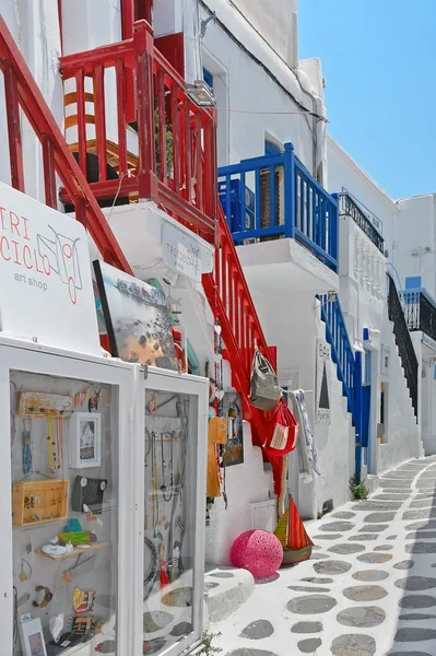 Calle colorida estrecha en la parte vieja de Chora de la isla de Mykonos Grecia —  Fotos de Stock