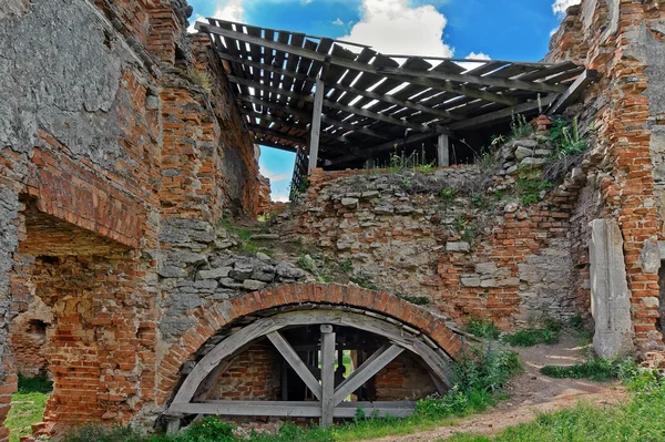 Разрушенная часть Меджибижского замка в Украине — стоковое фото