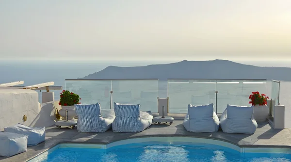 Balcón con piscina en Imerovigli, Santorini, Grecia con vistas al mar caldera — Foto de Stock