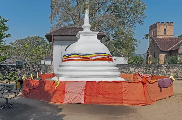 Stupa in Süßigkeiten, sri lanka — Stockfoto