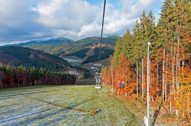 Bukovel Prykarpattia Ukrayna 'da telesiyej ile sonbahar manzarası