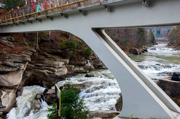 Witte Brug Door Ondiepe Rivier Prut Yaremche Zakarpattia Oekraïne — Stockfoto