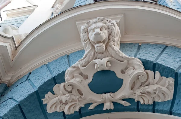 ライオンのマスカロン成形は チェルニフツィ ウクライナのファサード装飾に依存しました — ストック写真