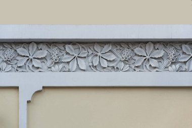 Kyiv Ukrayna 'da bir duvarda çiçek açan kestane ağacı kabartması. Kestane çiçeği Kyiv amblemidir.