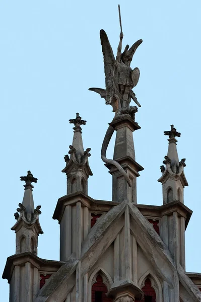 乌克兰基辅圣尼古拉罗马天主教大教堂顶上的圣乔治雕塑 — 图库照片