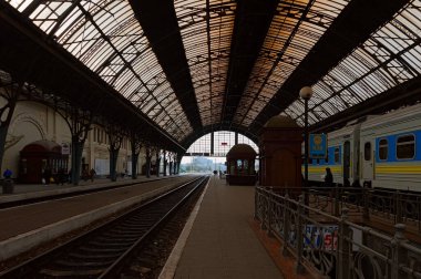 Lviv Ukrayna 'daki tren istasyonunun manzarası