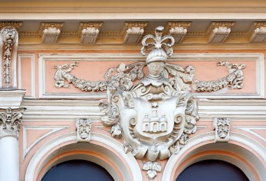 Kyiv Ukrayna 'daki eski bina cephesinde şövalye miğferi ve armalı Stucco madalyası.