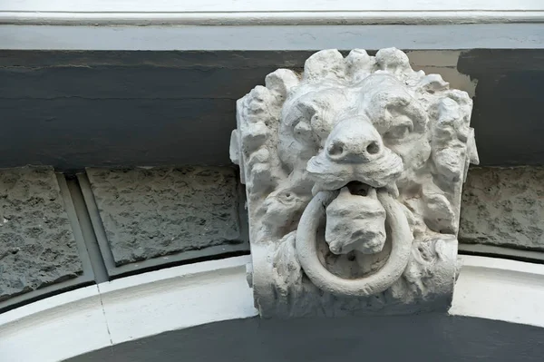 Decoração Arquitetônica Retratando Cabeça Leão Com Anel Mandíbulas Edifício Antigo — Fotografia de Stock