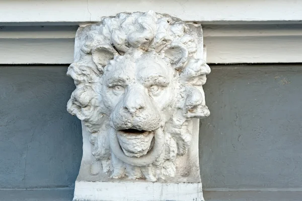 オデサウクライナの古い建物の顎のリングとライオンの頭を描いた建築装飾 — ストック写真