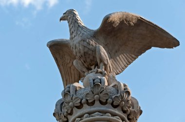 Lviv, Ukrayna 'daki Lychakiv mezarlığında eski bir kartal heykeli.