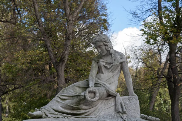 Grabskulptur Einer Frau Mit Kranz Auf Dem Lychakiv Friedhof Lviv — Stockfoto