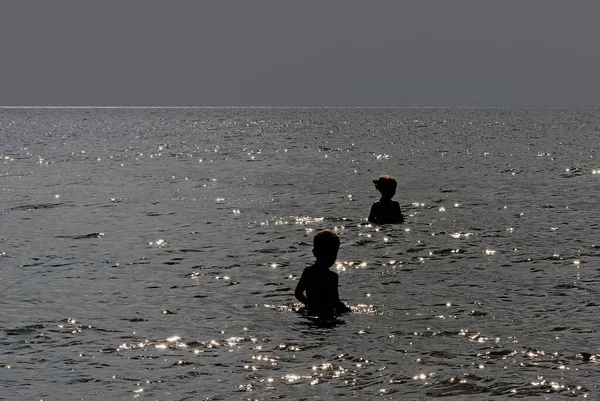 Las Siluetas Los Niños Mar Azov Amanecer Ucrania — Foto de Stock