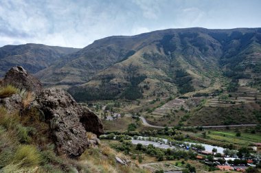 Gürcistan 'daki Vardzia mağara manastırı. 