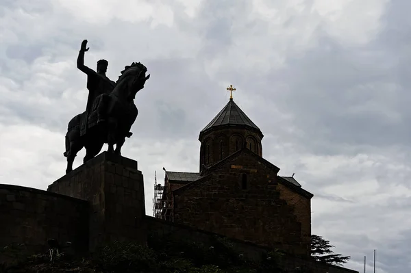 Silueta Iglesia Estatua Virgen Metekhi Tiflis Georgia — Foto de Stock