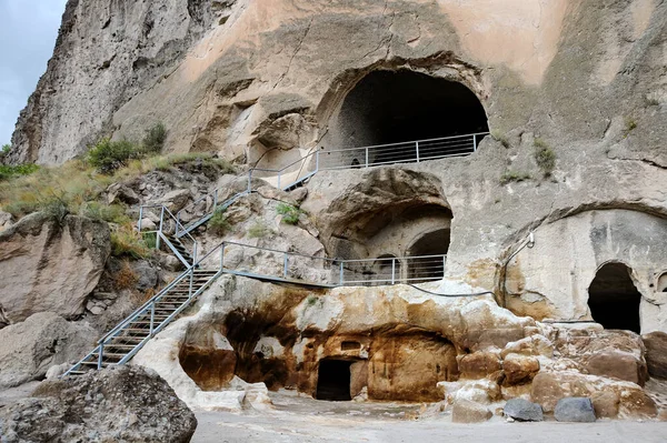 Gürcistan 'daki Vardzia mağara manastırı. 