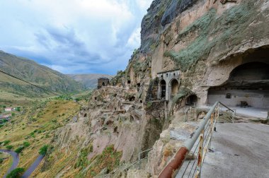 Gürcistan 'daki Vardzia mağara manastırı.